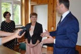 Wicemarszałek Dariusz Klimczak wita nową dyrektor skierniewickiego szpitala Małgorzatę Majer [ZDJĘCIA]
