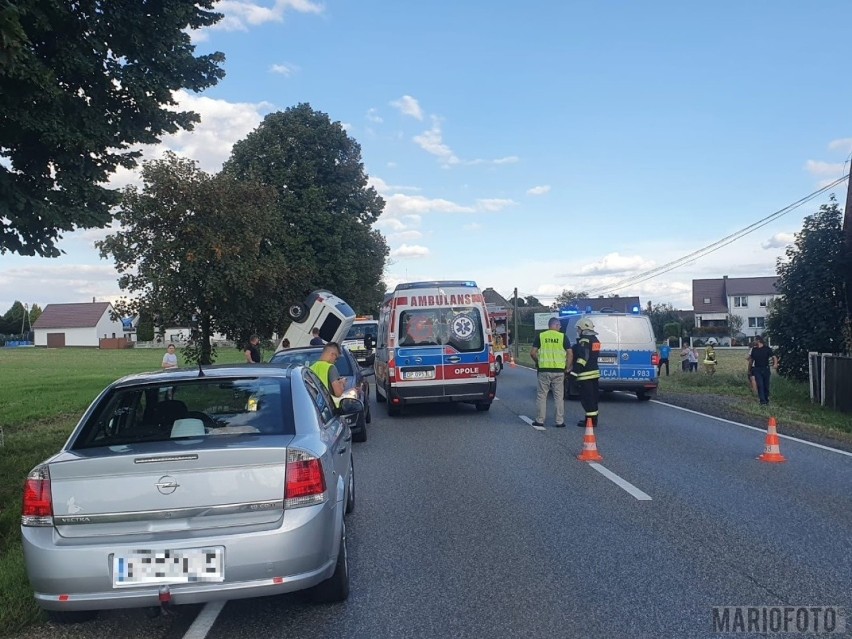 Wypadek w Bierdzanach. Bus wypadł z trasy i wylądował w rowie kołami do góry