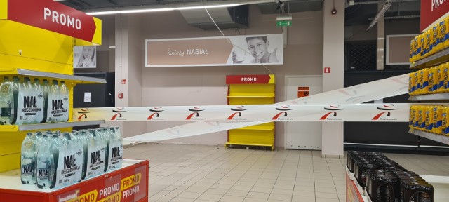 W sklepie Intermarche w Nowym Sączu  trwa wyprzedaż towaru. Dlaczego likwidują market?