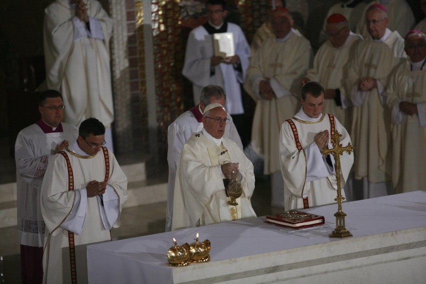ŚDM. Papież Franciszek w Sanktuarium św. Jana Pawła II [ZDJĘCIA]
