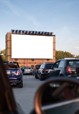 Letnie kino samochodowe w Zielonym Parku Przemysłowym w Cierzniach. 