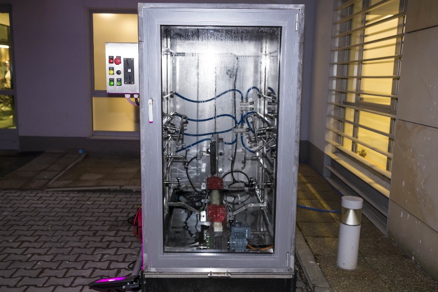 Automatyczna myjnia dla rowerów w "Mordorze". Nietypowa maszyna w biurowcu po remoncie