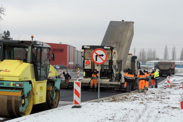 Na ulicy Łódzkiej pomimo zmiennej pogody cały czas trwają roboty. Obejmują one przebudowę sieci podziemnej i usuwanie kolizji drogowych. 

Na ukończeniu są prace kanalizacyjne realizowane na ul. Zdrojowej. Przy nowym wiadukcie, jaki powstał nad torami kolejowymi, wykonywane są zejścia dla pieszych i dojazdy. Na obiekcie montowane są barierki drogowe.

- Korzystamy z pogody, przy dodatnich temperaturach na dojazdach układamy masę, jeszcze w lutym rozpoczniemy asfaltowanie na samym obiekcie - mówi Krzysztof Futro, kierownik budowy z ramienia firmy PBDI S.A.

Przypomnijmy, że w ramach inwestycji powstają dwa wiadukty nad torami kolejowymi. Każdy z obiektów będzie miał długość prawie 38 metrów. Pierwszy z nich tzw. południowo-zachodni, będzie miał szerokość 9 m, a drugi zlokalizowany po stronie północno-wschodniej 12,7m. Do ich wybudowania zostanie zużyte 1200 m sześc. betonu i 110 ton stali. Na szerszym wiadukcie oprócz ruchu pojazdów zostanie wytyczony ciąg pieszo-rowerowy, na węższym będzie dopuszczony tylko ruch kołowy.

Ciekawostką jest to, że w ramach inwestycji powstały dwa przejścia dla małych zwierząt. Zostały one wykonane z blachy falistej, każde z nich ma 30 metrów długości.

Warto wiedzieć:

- W tej chwili prace prowadzone na Łódzkiej są skupione na północno-wschodnim wiadukcie.

- Przebudowa trasy ma się zakończyć 21 października 2018 r.

- Inwestycja kosztuje 16,8 mln zł, z czego 85 proc. zostanie pokryte ze środków unijnych.