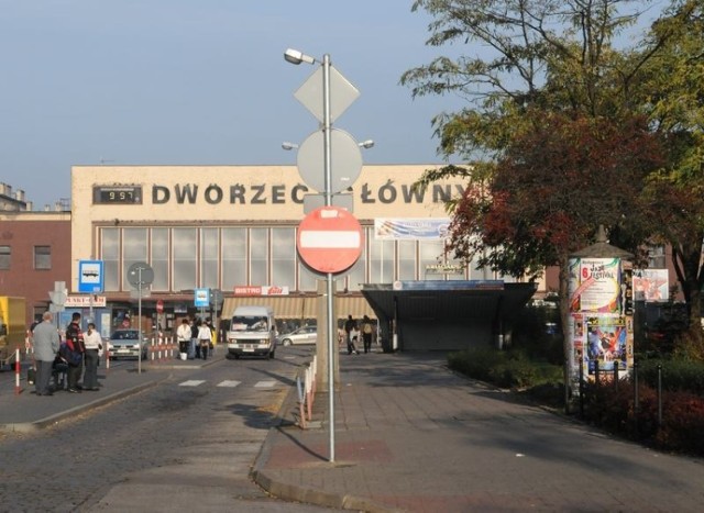 Kilka lat temu dworzec główny w Bydgoszcz przeszedł gruntowny remont. Przenieśmy się w czasie i zobaczmy, jak wyglądał w 2008 roku.