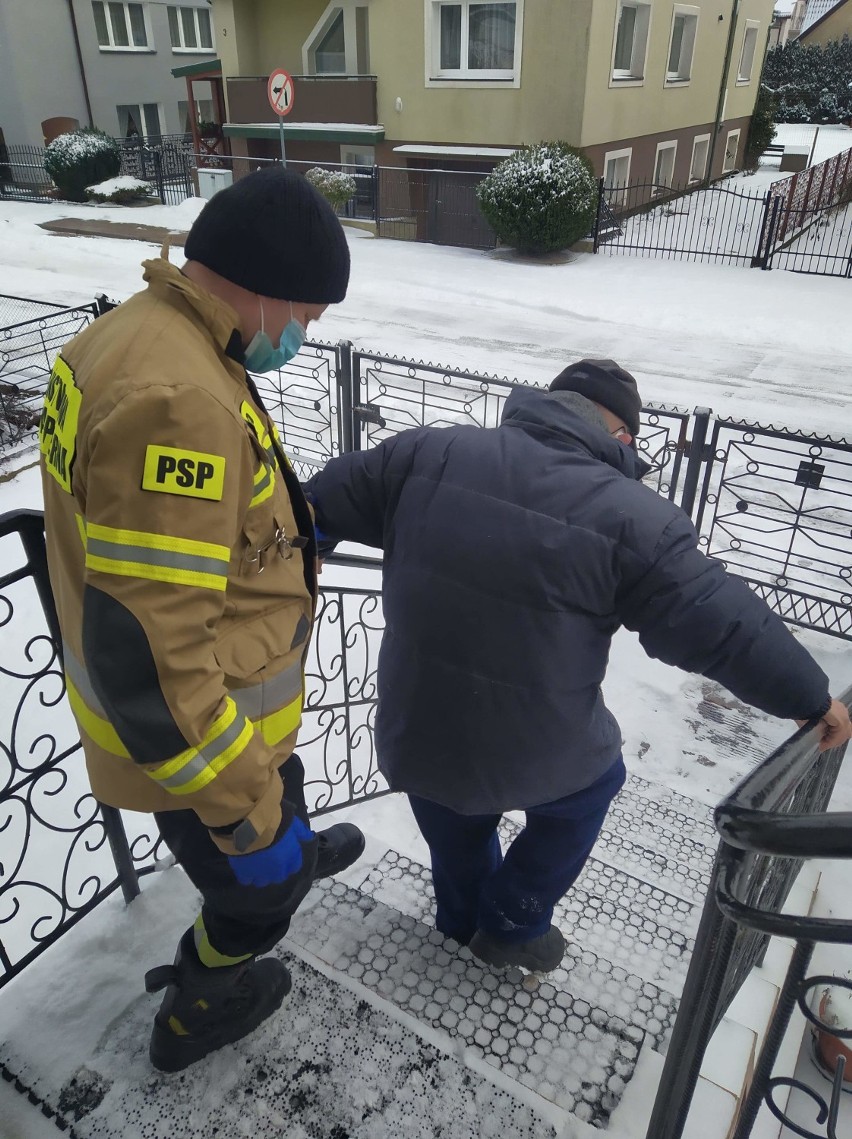 Strażacy z powiatu sławieńskiego w walce z COVID-19. Pomagają seniorom [zdjęcia]