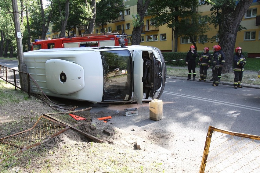 Wypadek na Hipotecznej. Bus potrącił pieszego i przewrócił się na bok [ZDJĘCIA]