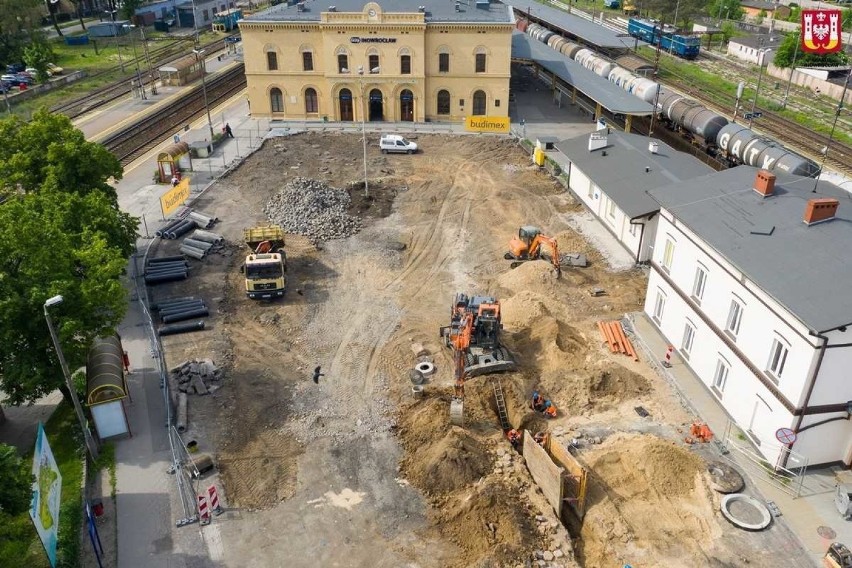 Trwa przebudowa placu przed dworcem PKP w Inowrocławiu....