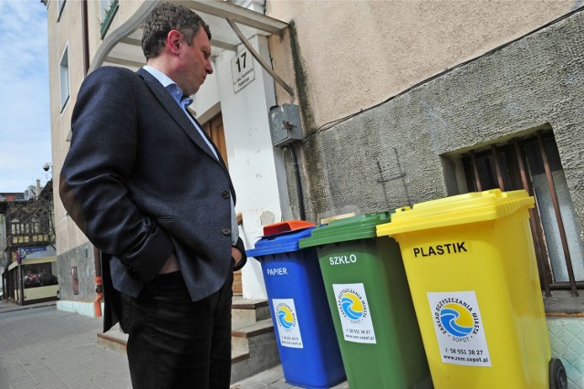 Prezydent Sopotu, Jacek Karnowski, kilka tygodni temu osobiście sprawdzał przygotowania do wprowadzenia ustawy śmieciowej w Sopocie