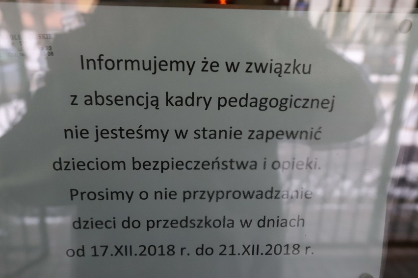 Informacja o absencji nauczycieli pojawiła się na drzwiach...