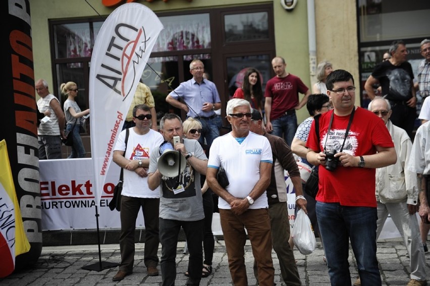 Zabytkowe samochody przejechały przez rynek (ZDJĘCIA)