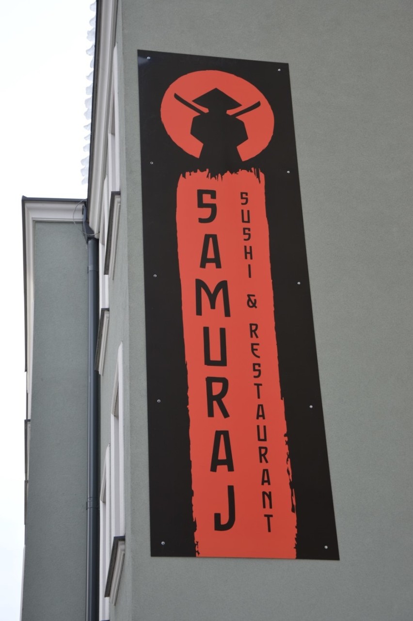 Lębork. Na jednej z ulic pojawił się samuraj. Ma to związek z japońską kuchnią