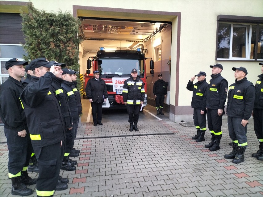 Nowi strażacy w Wągrowcu. Trójka funkcjonariuszy zakończyła okres przygotowawczy