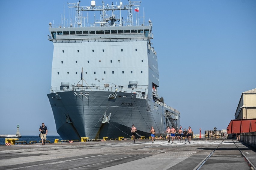 Brytyjski okręt desantowy RFA Mounts Bay przypłynął do...