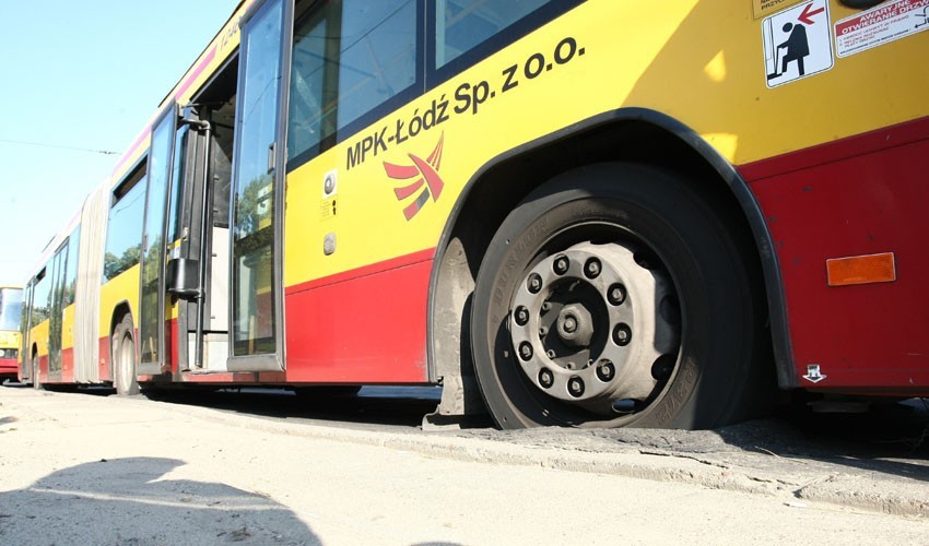 Autobus łódzkiego MPK wtopił się w asfalt na ulicy Wojska Polskiego