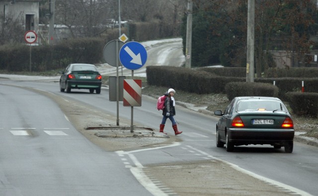 Zgodnie z aktualnymi przepisami, gdy pieszy wkroczy na przejście, kierowca musi go przepuścić. Po nowelizacji przepisów pieszy będzie miał pierwszeństwo zbliżając się do pasów