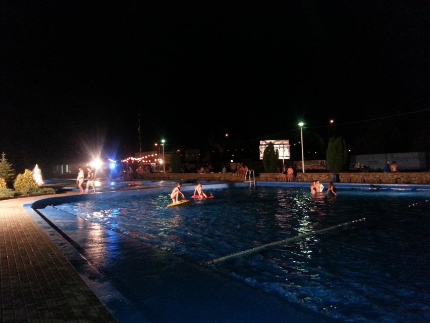 Nocna impreza na basenach MOSiR