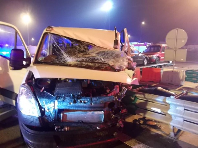 Wydarzenia dnia: 13 kwietnia

W bramkę na autostradzie A2 - uderzył pijany kierowca. Do zdarzenia doszło przy punkcie poboru opłat przy węźle Żdżary. W wypadku jedna osoba została poszkodowana. 

W bramkę na autostradzie A2 - uderzył pijany kierowca [ZDJĘCIA]