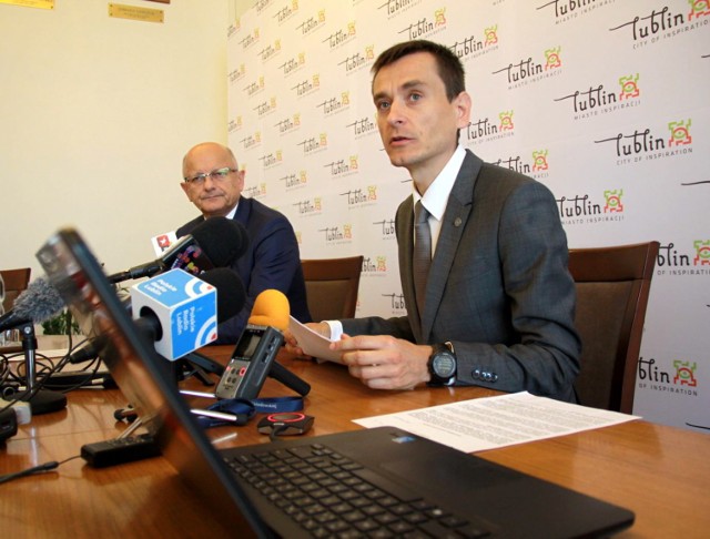 Od lewej: Krzysztof Żuk - prezydent Lublina i Piotr Choroś- dyrektor Biura Partycypacji Społecznej UM Lublin
