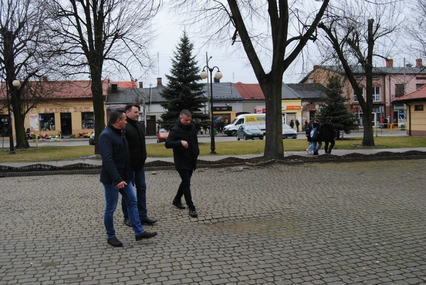 Ruszyła przebudowa Rynku we Włoszczowie. Rynek będzie...