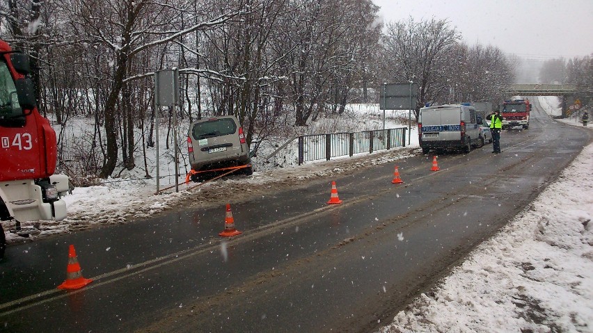 Wypadek drogowy w Czarnym Borze: Samochód zawisł nad rzeką (ZDJĘCIA)