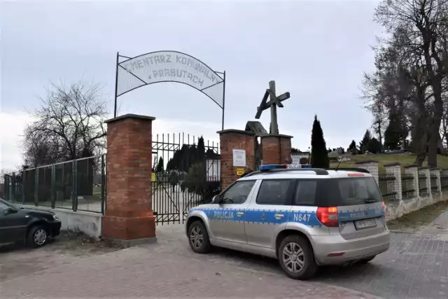 Nie cichną głosy oburzenia po zdewastowaniu grobów na cmentarzu w Prabutach. Po sylwestrowej "zabawie" zostało zniszczonych 27 płyt nagrobnych.