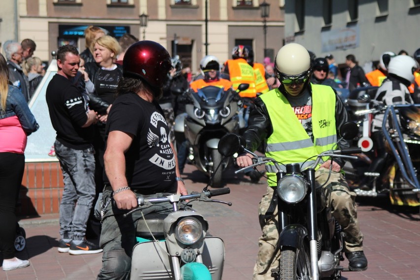 Motocykle przejechały w paradzie ulicami Gniezna