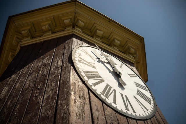 Zabytkowy mechanizm zegara w ratuszu w Koninie jest modernizowany
