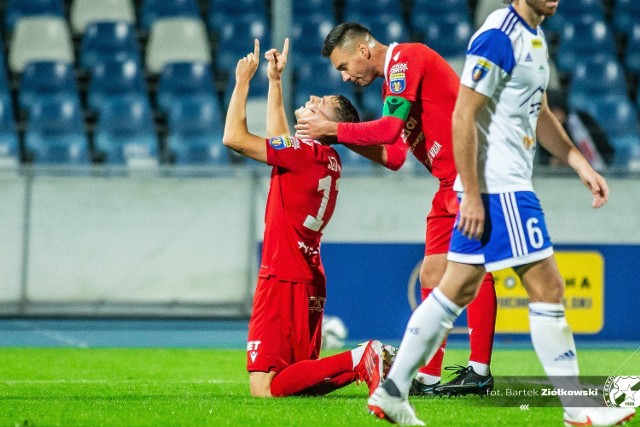 Serafin Szota celebruje radość po swojej bramce w meczu ze Stalą Mielec. Swoje pierwsze trafienie w barwach Wisły Kraków młody obrońca zadedykował zmarłej niedawno cioci