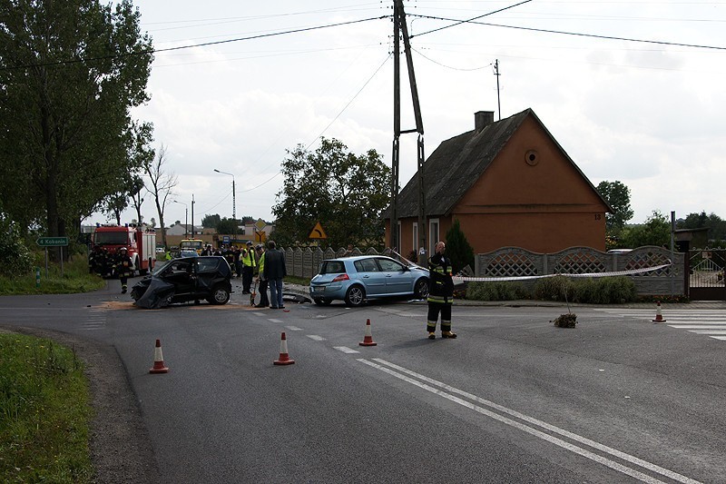 Wypadek w Piotrowie. Wymusił pierwszeństwo na krzyżówce. Cudem nikt nie zginął. ZDJĘCIA