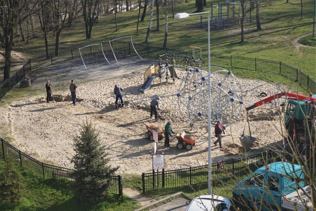 Piaskownice i place zabaw w Jastrzębiu będą miały nowy piasek.