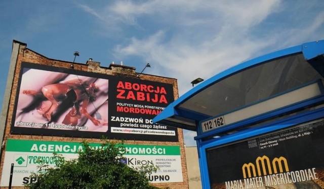 Taki plakat antyaborcyjny był wywieszony na ul. Karmelickiej w Krakowie