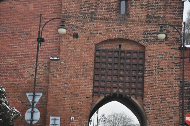 Brona na Bramie Wrocławskiej już wisi. Zdaniem oleśniczanki jest śmiertelną pułapką dla ptaków