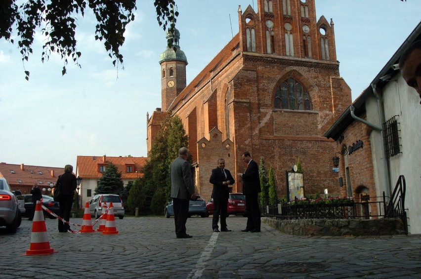 Marszałek Grzegorz Schetyna odwiedził Czarnych Słupsk w Hali Gryfia. Dostał oficjaną koszulkę