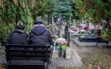 Usługa "Meleks" umożliwi  krakowskim seniorom bezpłatne dostanie się na groby bliskich. Wcześniej trzeba się jednak zarejestrować