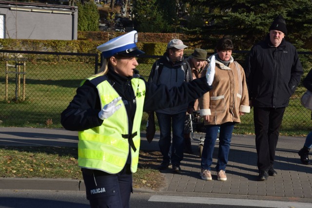 Drogówka na ulicy przed szczecineckim cmentarzem