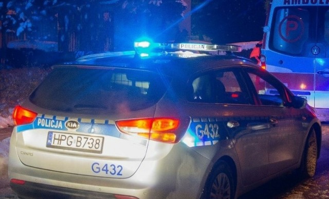 Policjanci z drogówki w Oświęcimiu eskortowali na SOR samochód z mężczyzną pilnie potrzebującym pomocy