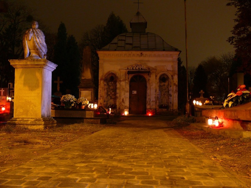 Chełm: Cmentarz parafialny po zmroku (ZDJĘCIA)