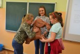 Młodzi uczniowie z Mysłowic uczą się, jak udzielać pierwszej pomocy psom. Zobaczcie na zdjęciach lekcje z SP nr 3 w Mysłowicach