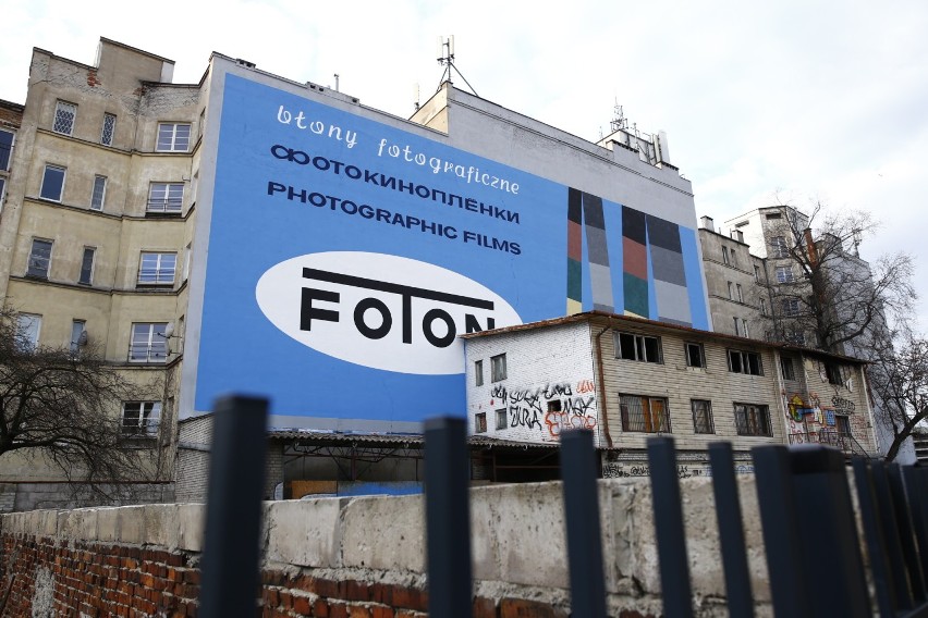 ''Foton'' wrócił na Pragę. Legendarny mural znów zdobi kamienicę przy Targowej 15