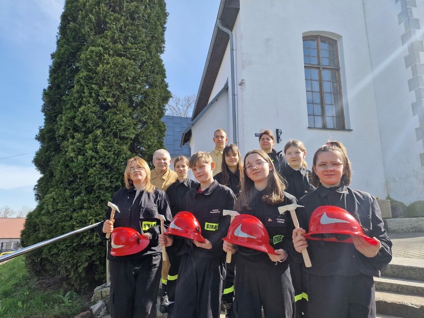 Strażacy z OSP i Młodzieżowe Drużyny Pożarnicze sprawowali wartę przy Grobach Pańskich