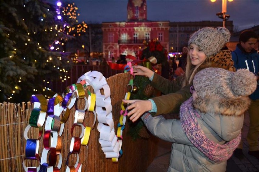 Częstochowa: ogromny łańcuch choinkowy trafi do dzieci ze szpitala na Parkitce [ZDJĘCIA]