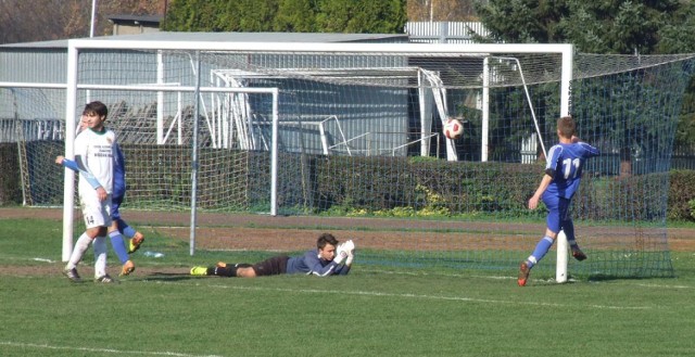 Jesienią Unia Oświęcim pokonała w małopolskiej lidze juniorów starszych Strażaka Mokrzyska 3:0. Trener Rafał Przybyła ma nadzieję, że często będzie świadkiem takich obrazków, że piłka wpada do siatki przeciwników.