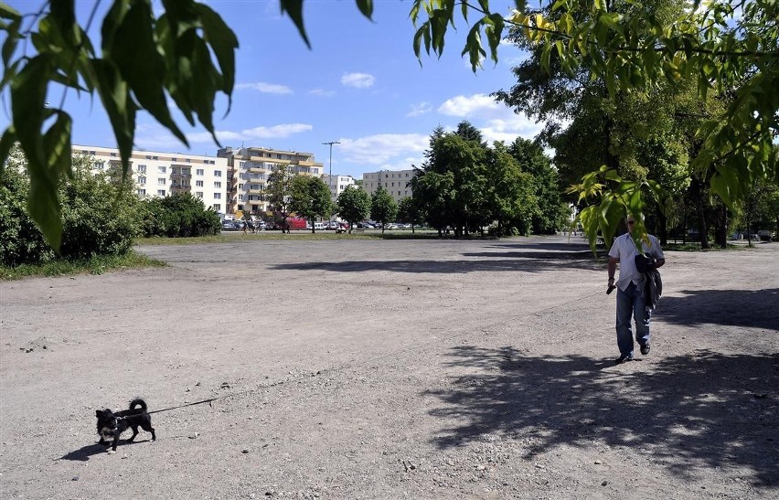 Gdynia: Szlabanem zamknęli nielegalny parking w Śródmieściu. Hossa: to teren prywatny