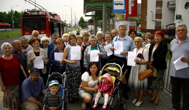 Mieszkańcy Czubów broniący swoich autobusów, fot. z czerwca