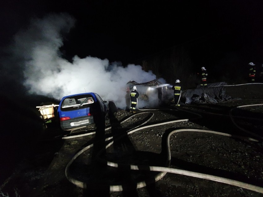 Nocna akcja strażaków w Jaszczurowej. Płonął garaż