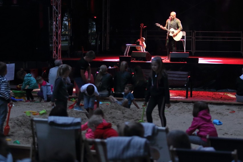 Damian Ukeje  z gitarami w projekcie „City plaża”[FOTO, WIDEO]
