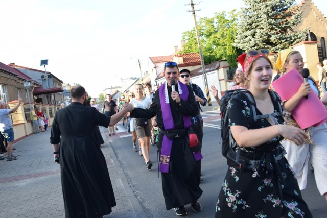 Pielgrzymki idą przez Zduńska Wolę na Jasną Górę