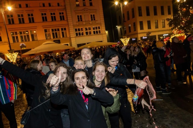 Tak mieszkańcy i bawiące się w bydgoskich klubach osoby w sylwestrową noc witali rok 2023 na płycie Starego Rynku w Bydgoszczy