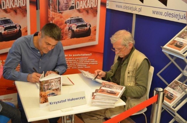 Krzysztof Hołowczyc i Julian Obrocki podpisywali książkę &quot;Piekło Dakaru&quot;. Fot. Weronika Trzeciak