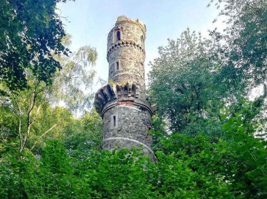 Wieża Bismarcka na Jańskiej Górze w miejscowości Piotrówek...
